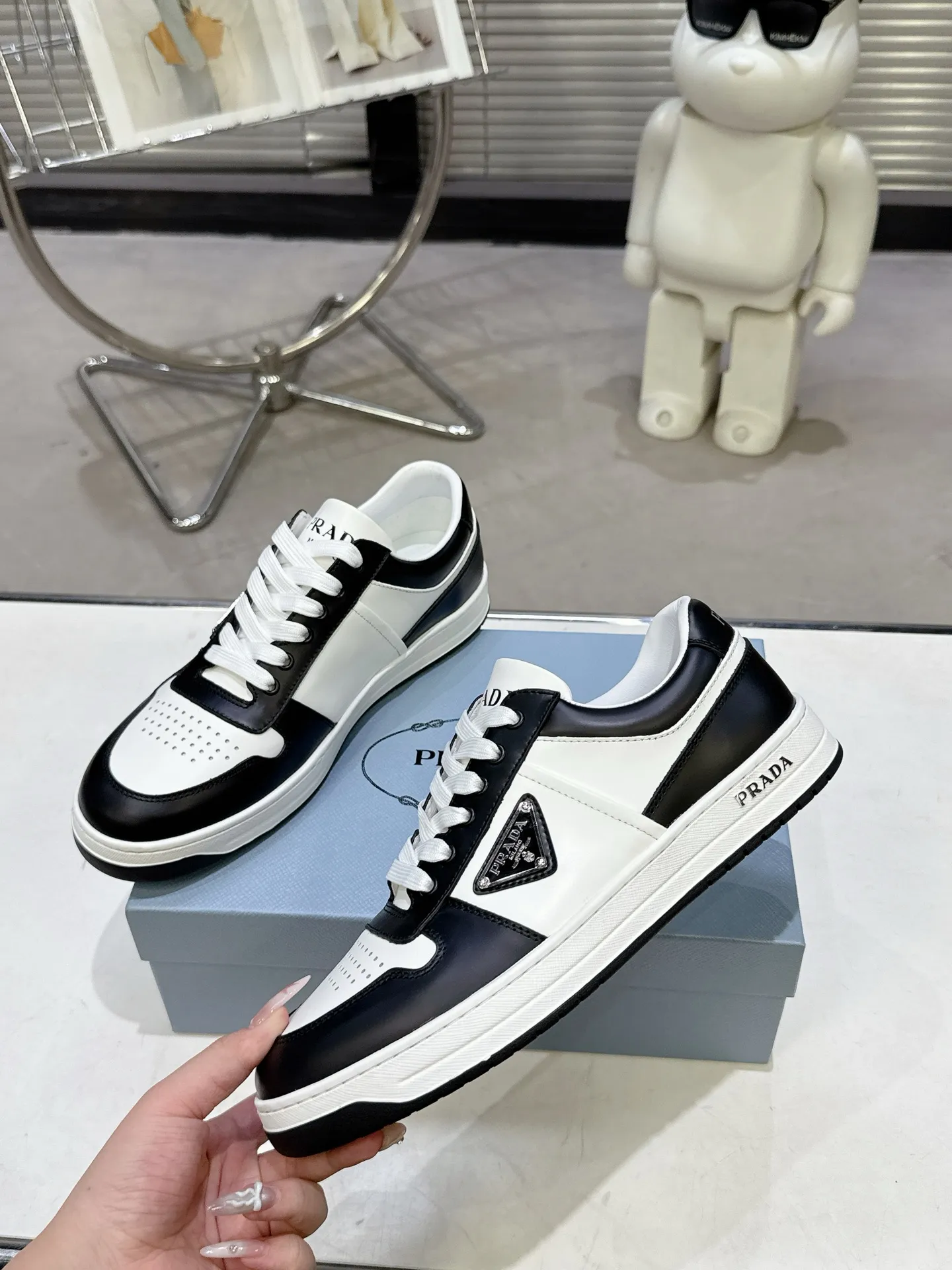 👟👟Ex-factory price 580👟👟 Couple style Prada Latest Downtown Bold series Triangle logo Casual sneakers White shoes Original purchase, development and production Downtown Bold sneakers are inspired by the basketball shoes of the 1980s, with a sporty design and exquisite details. Crafted from perforated leather, the statement platform sole provides a unique, modern style. The Prada logo is interpreted from different angles, decorated with the iconic enameled triangular metal logo, highlighting the unique classic style. Exquisite packaging at the delivery counter🛍📦 ▪️Fabric: Original custom imported first-layer cowhide ▪️Lining: Original imported soft sheepskin ▪️Outsole: Original open-molded rubber bottom material ▪️Size: Women's 35-40 Men's 39-45